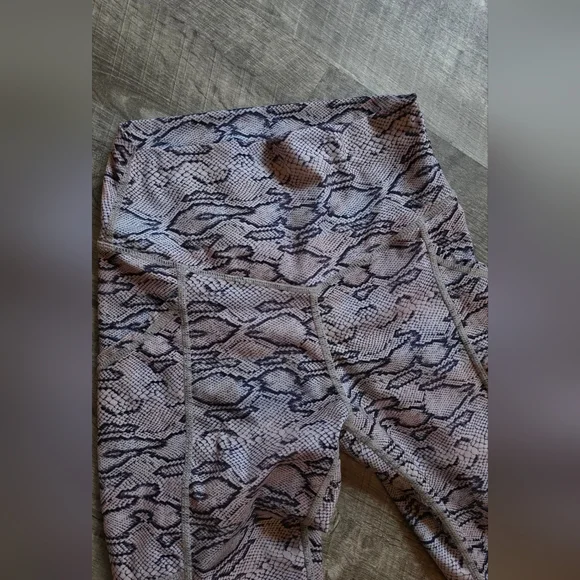 Cheeky Fit Snake Print Leggings in Gray - Picture 2 of 5